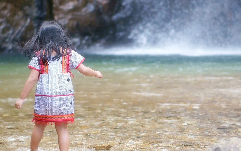 Tranquilidade: cascatas e piscinas naturais para crianças